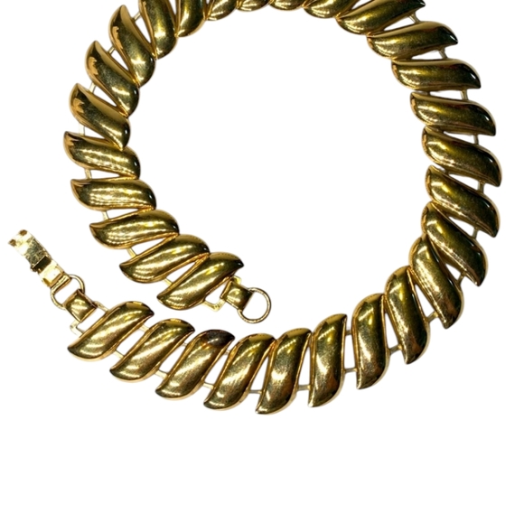 VINTAGE⚜️ Striking 80’s Gold Tone Necklace with Clasp Box Closure. - - Picture 6 of 7